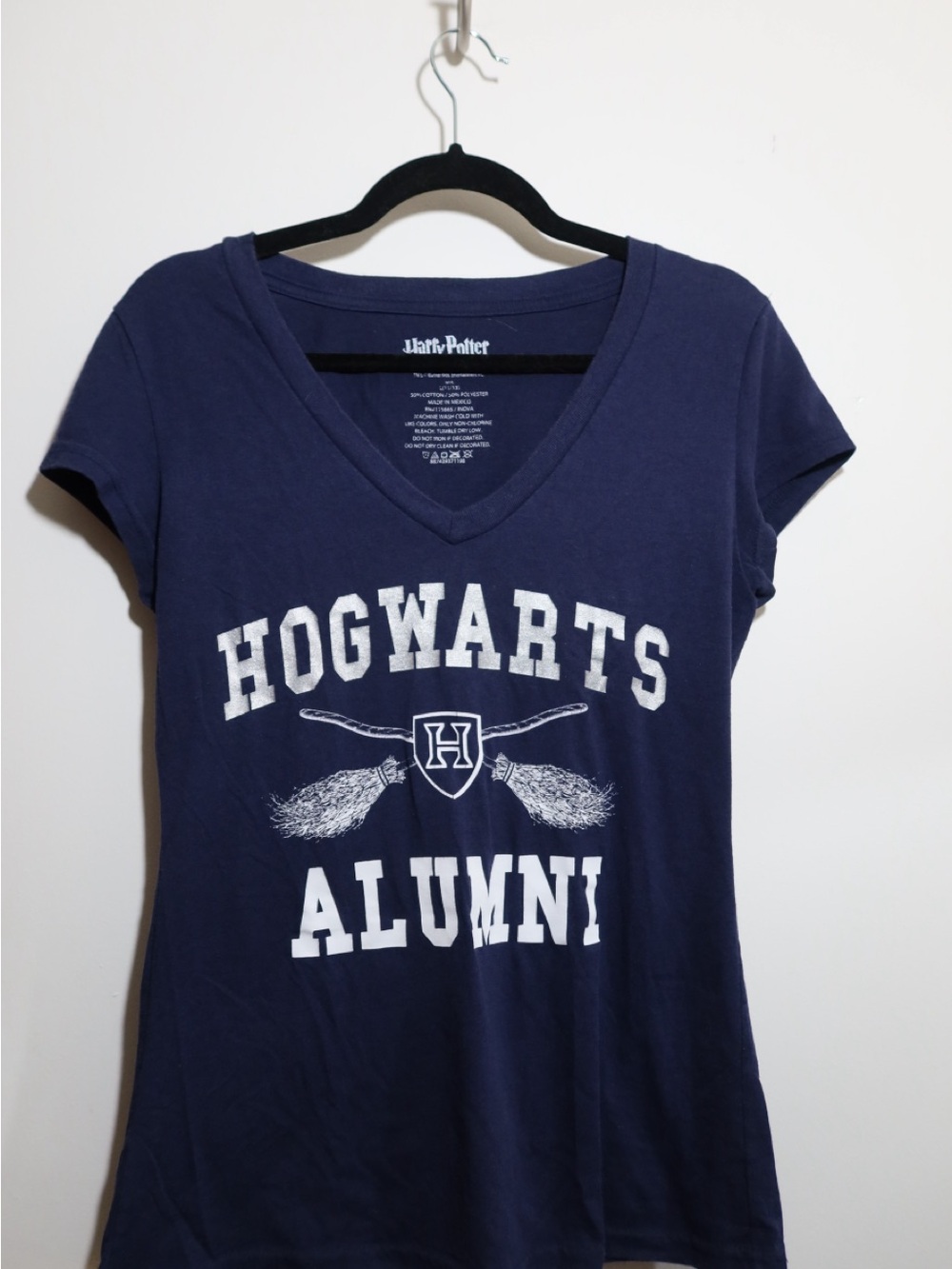 Warner Bros. Hogwarts Alumni Navy Blue V‑Neck Tee